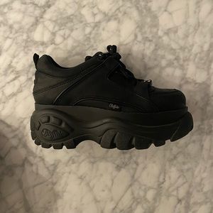 Buffalo platform sneakers 🖤